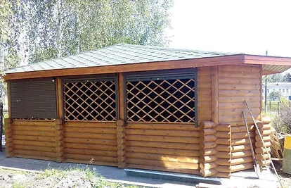 Наш садовий сарай “Мало”
• Wandstärke: 160mm
• Seitenwandhöhe:250cm
• Dachneigung:30°
• Material:Kiefer
• Massivholz Fußboden aus Nut- und Federbrettern 40 mm
• in verschiedenen Größen bis 30m²
• Blechbedachung in der Lieferung enthalten